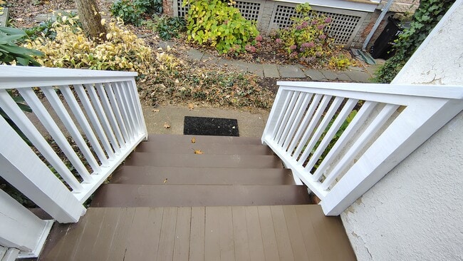 ESCALONES DELANTEROS DESDE EL PORCHE DELANTERO RECIENTEMENTE RECONSTRUIDO HACIA EL PATIO TRASERO - 4 Edmarth Pl