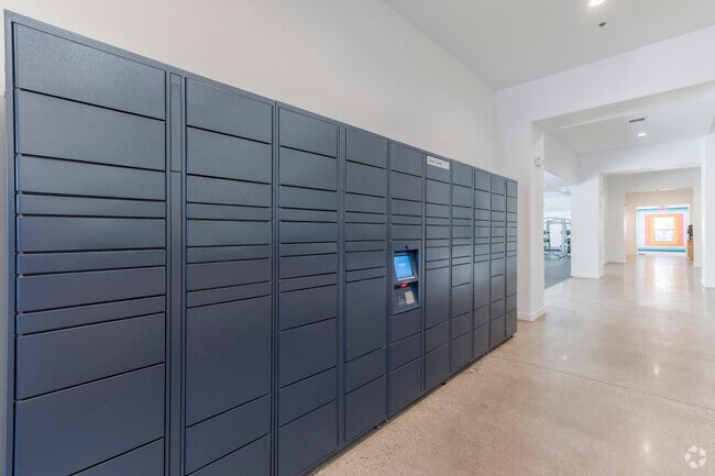 Amazon Hub Locker