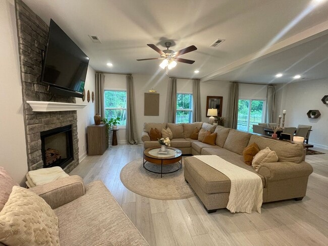 Photo - 4 Bedroom Pet Friendly Home For Rent with Club House, Comm. Pool, & Comm Gym Access!