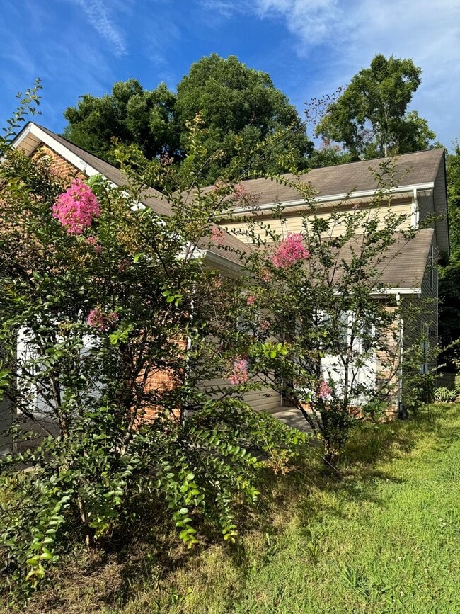 Building Photo - Maryville 37804 - 4-Bedroom, 2-Bath, 2-Story Condo - Contact Faye Hudson 865-789-3204