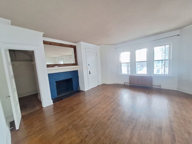 Building Photo - Large 3 Bedroom Open February! Unit 1