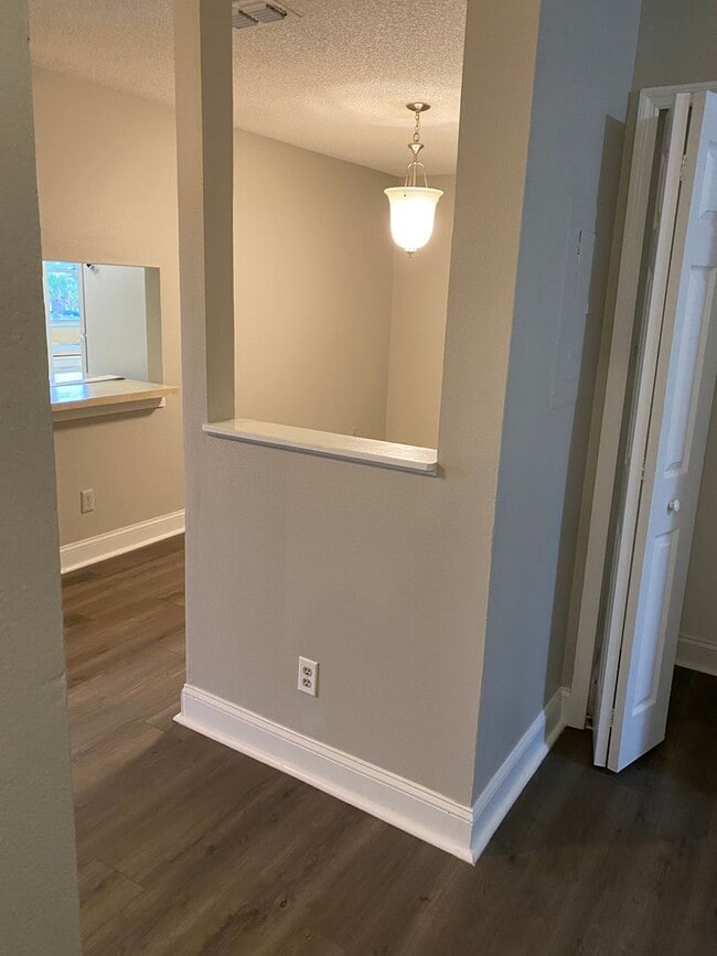 Photo - Great 2/2 condo in Pershing point Lake view with updated Flooring