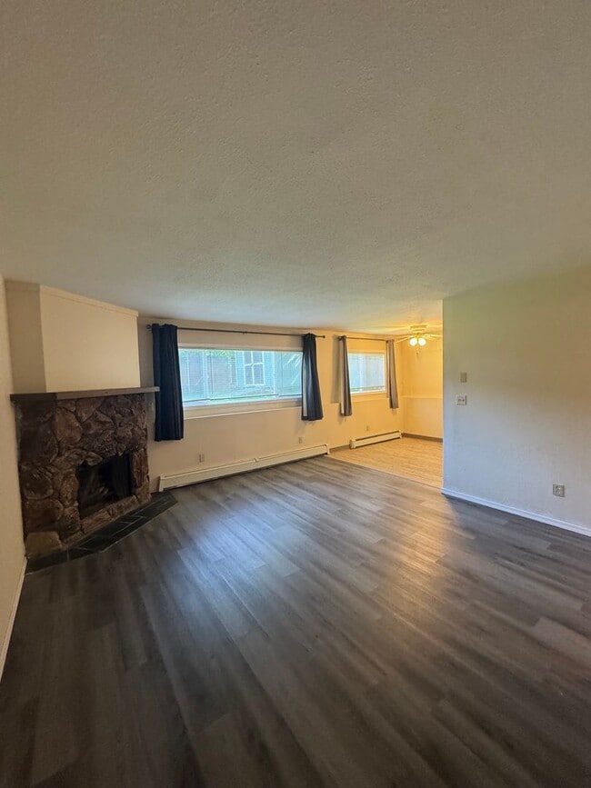 Building Photo - Updated unit in quiet 4-plex Rental