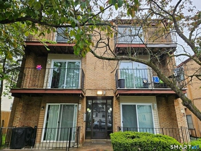 Building Photo - 112 Bond St Unit 3E