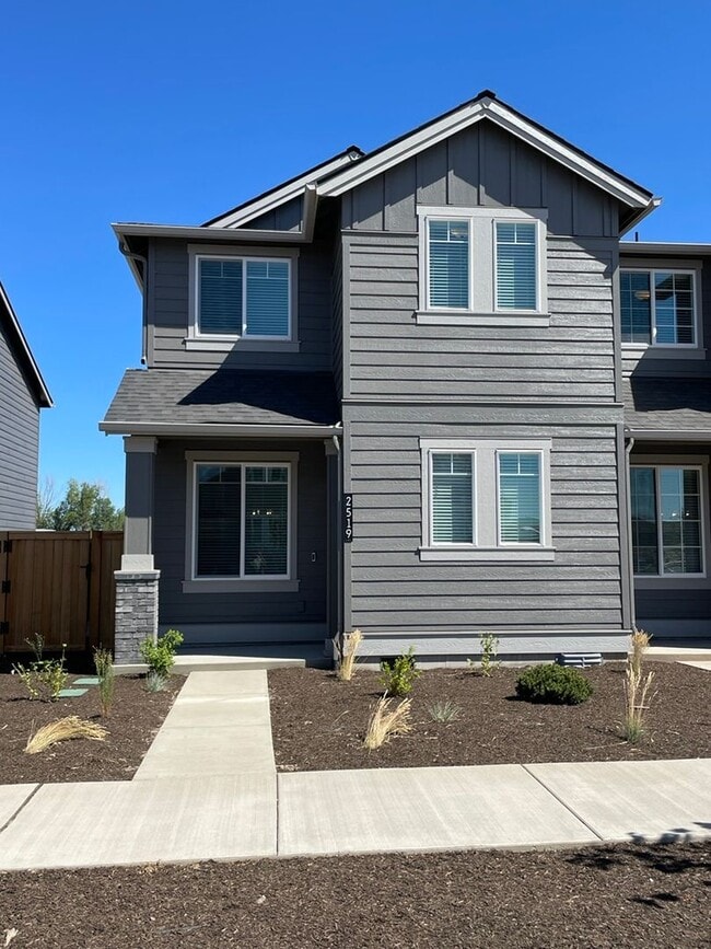Building Photo - 3 Bedroom / 2.5 Bathroom Townhome in The Dry Canyon Community