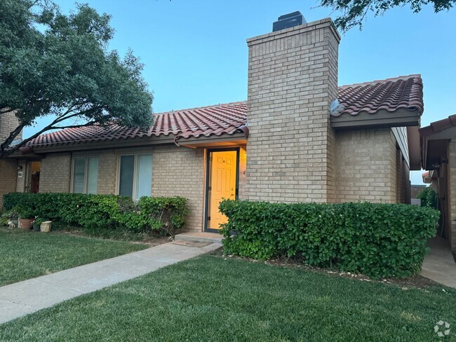 Building Photo - Fabulous 2/2 Whisperwood townhome - blocks...