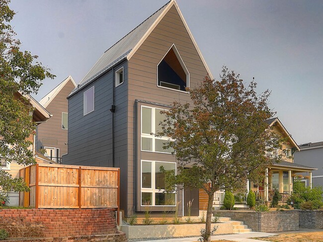 Photo - Like New! North Tacoma, 6th Avenue District Unit 641 N Fife #A