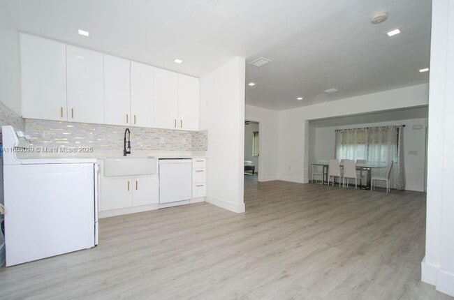 Photo - 935 NE 129th St