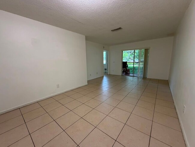Photo - 10393 NW 8th St Unidad APT 201