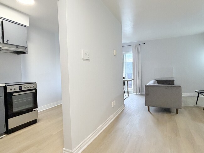 Photo - 1980 Wyandotte St W Unité 203