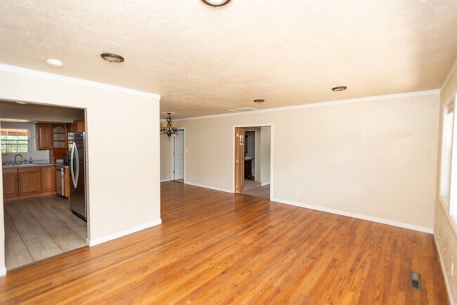 Photo - 307 N 3rd St