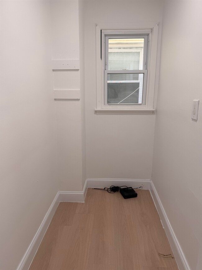 Photo - 24 E 18th St