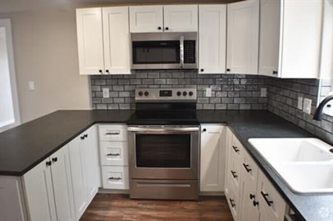 Building Photo - Beautiful 4 bed/2 bath available after 7/1... Rental