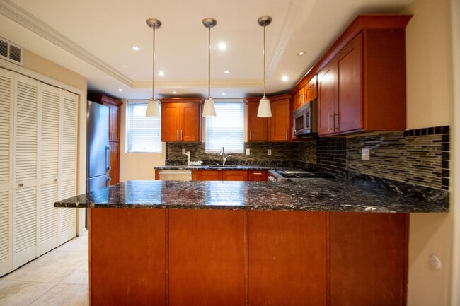 Building Photo - Spacious 1Bd/1Bth condo nestled in the heart of Old Town Alexandria! Pets Welcome!