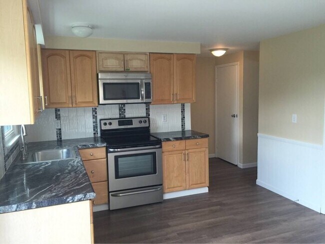 Photo - 3 bedroom 1.5 bath townhouse - Ask about our security deposit alternative!!