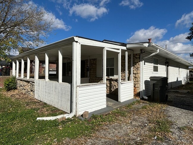 Photo - 4 Bed, 1.5 Bath Pet-Friendly Home with Fully Fenced Backyard