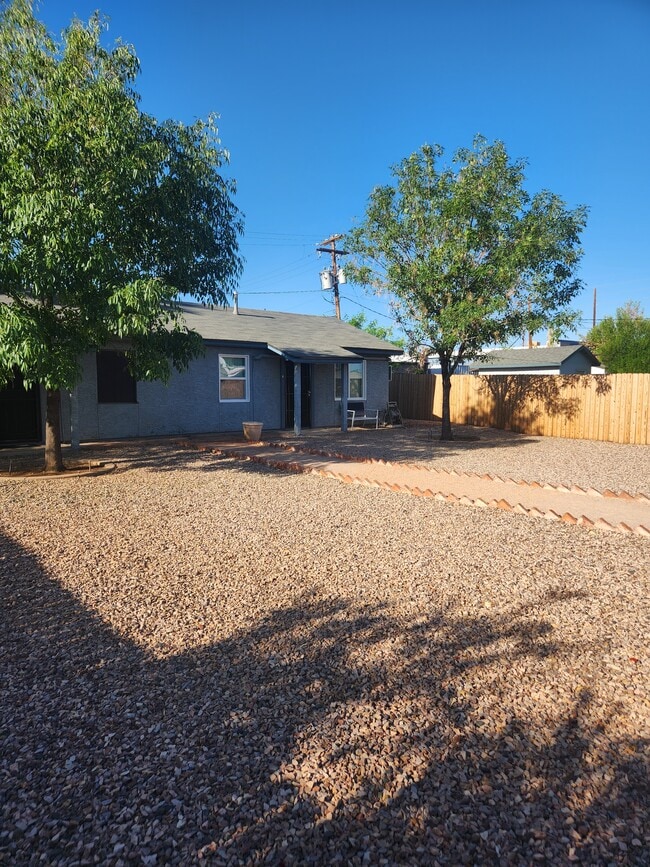 Building Photo - 731 W Pepper Pl Unit appt.2