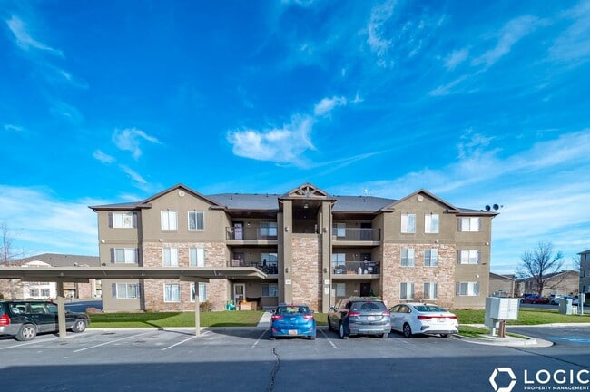 Building Photo - Spacious Condo in Great Location!