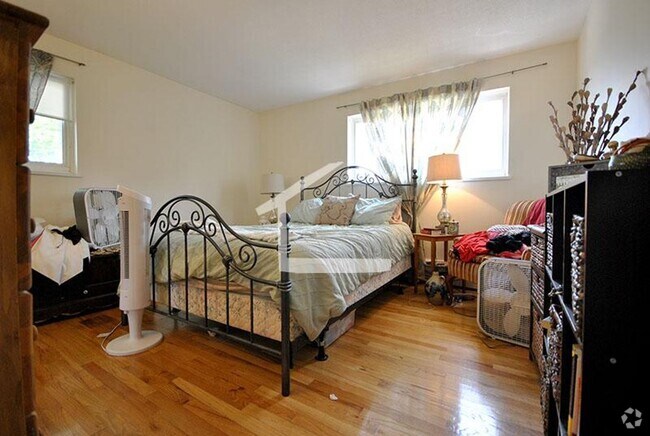 Building Photo - Good value two bedroom - available 8/1 Rental