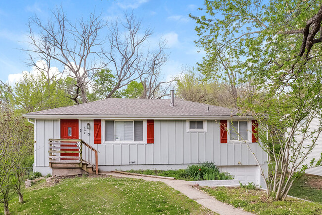 3-Bedroom Home with Spacious Living Area - 3-Bedroom Home with Spacious Living Area