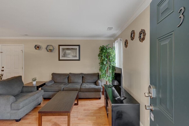 Building Photo - 2225 Summit St Unit ID1388438P