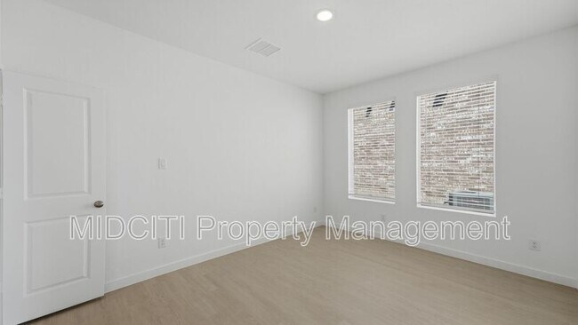 8905 San Carlos