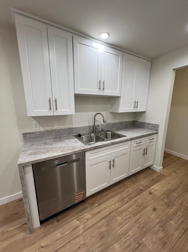 Kitchen - 7439 Woodman Ave Unit Valwood 52