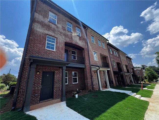 Photo - 1777 Temple Ave