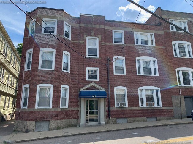 Building Photo - 161 Davis Ave Unit 3
