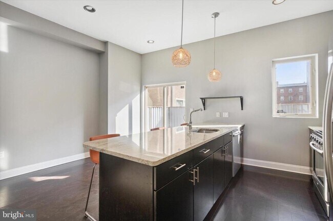 Photo - 1353 N Mascher St