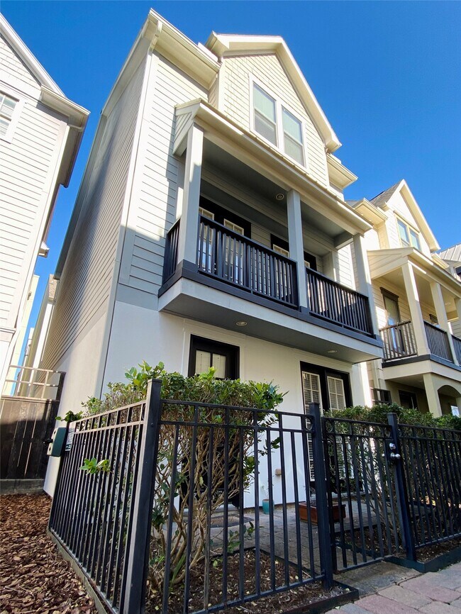 Photo - 3255 Maxroy St