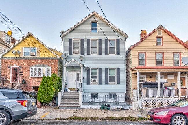 Building Photo - 25 W 10th St