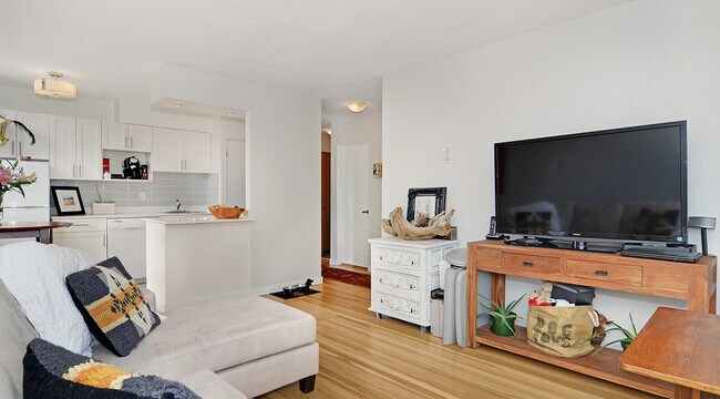 Building Photo - Breakers Unit 00805