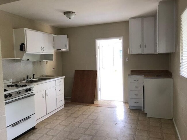 Building Photo - MOVE IN SPECIAL: Waived $350 Cleaning Fee!...