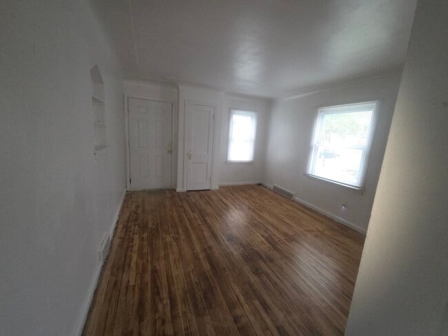 Photo - 18699 Shaftsbury Ave