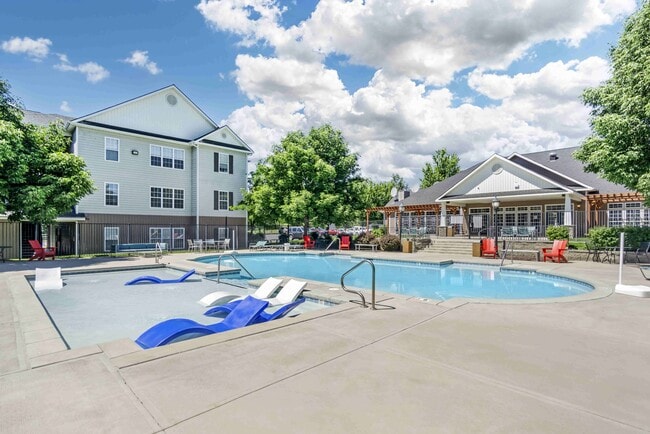 Piscina y salones estilo resort - The Verge