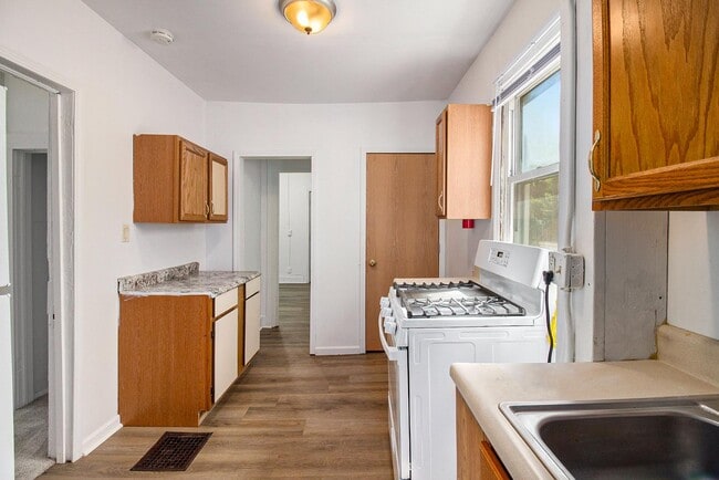 Building Photo - 147 Isbell St Rental