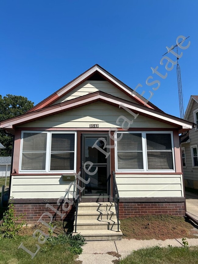 Building Photo - Charming 3-Bed, 1.5-Bath Home with Spaciou...