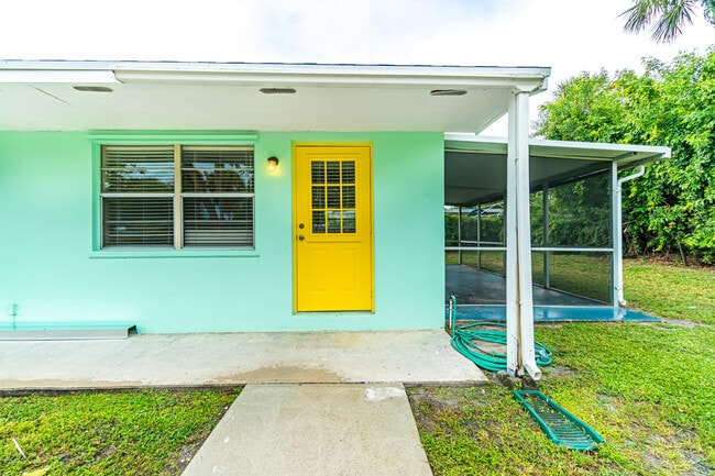 Building Photo - 2566 NE Hickory Ave Rental