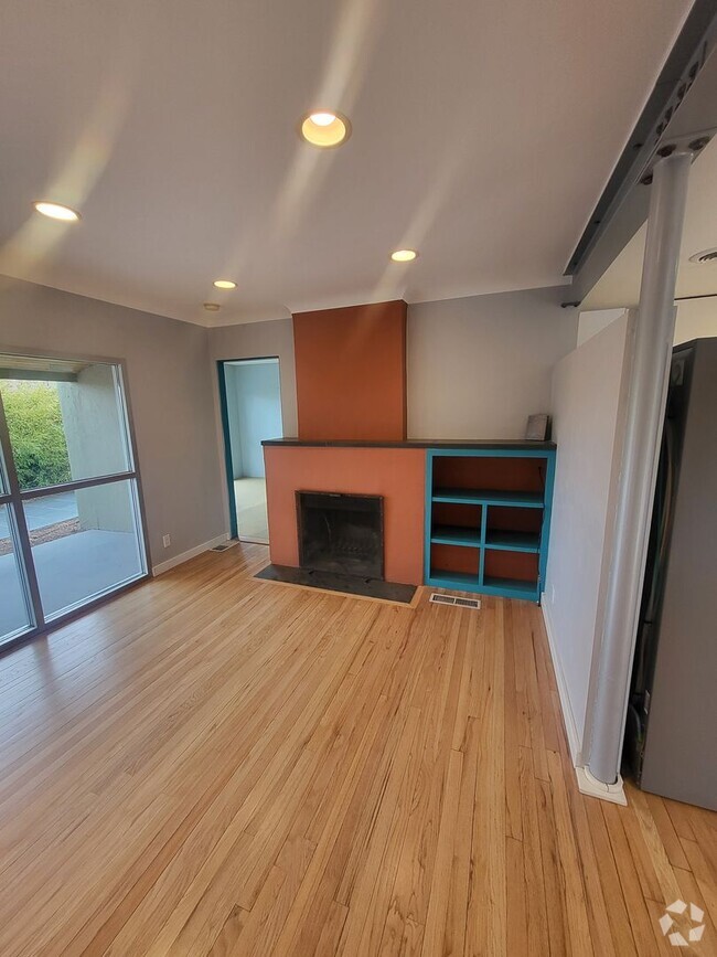 Building Photo - Hyder Park 3/BD 2/BA Beautifully Updated Rental