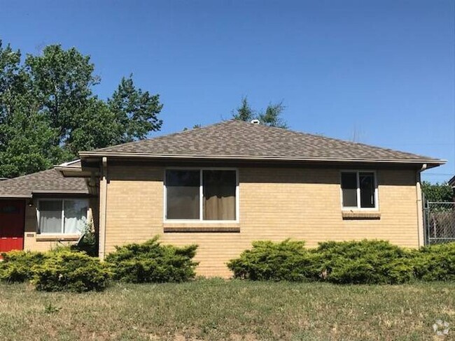 Building Photo - Updated 2 bed 1 bath duplex in Park Hill! Rental