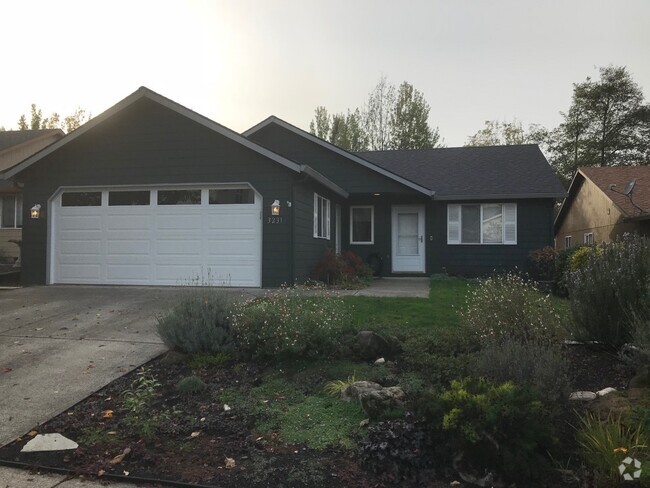 Building Photo - Charming One Level Camas Home