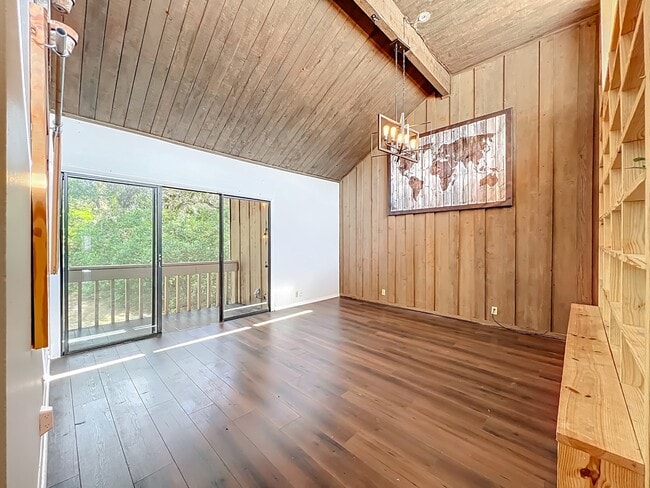 Photo - 233 Crown Oaks Way