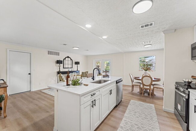 Photo - Orange Park 4 Bedroom Home With Upgraded Features Throughout