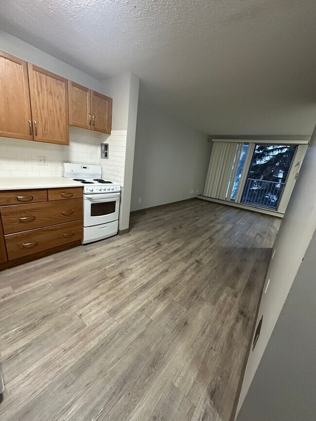 Photo - 13516-102 102 St NW Unit 212