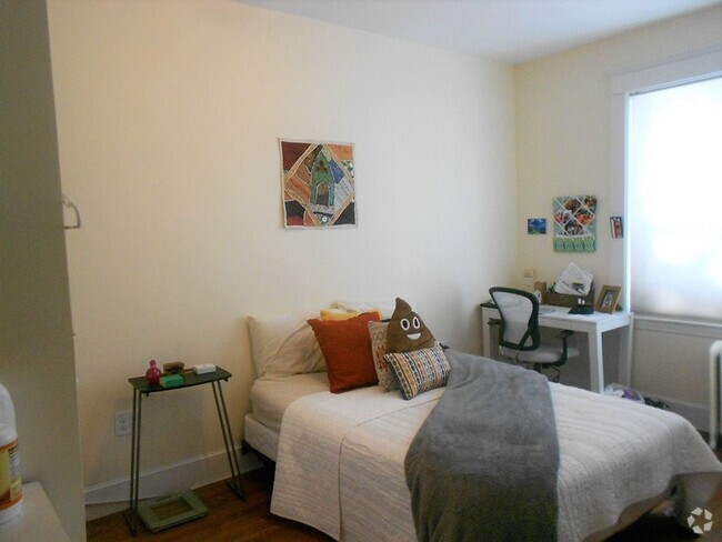 Building Photo - 3-bed + office Brookline closest to BU Rental