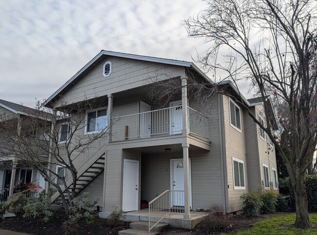 Building Photo - Clean and Upstairs 2 Bed, 2 Bath Apartment in East Medford – Juniper Ridge