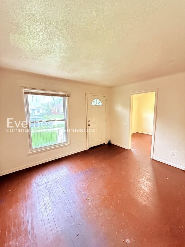Photo - 18659 Shaftsbury Ave