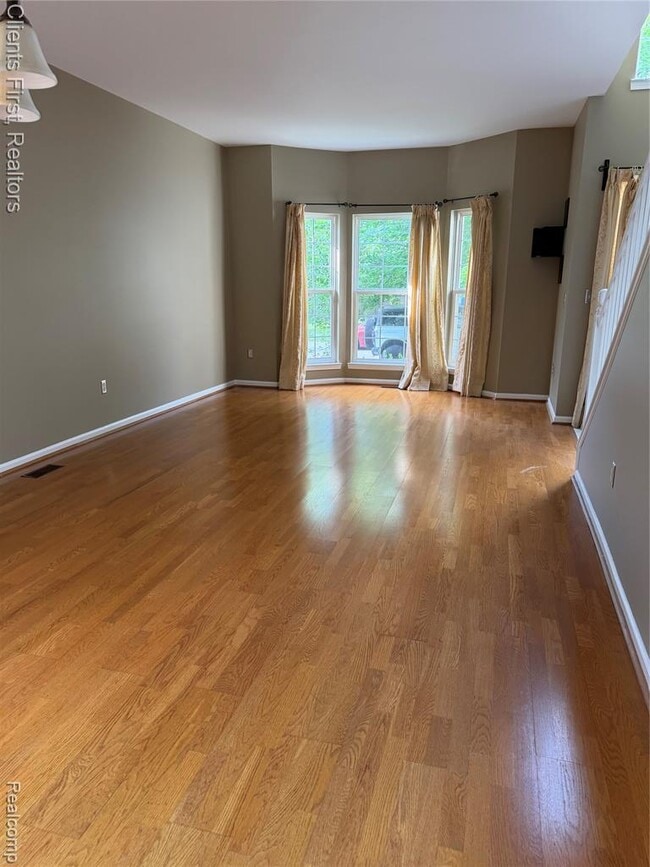 Photo - 35285 Pennington Dr