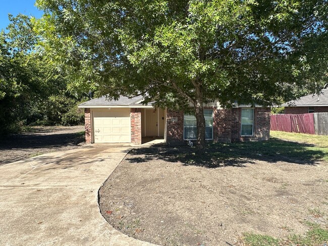 Spacious 4-Bedroom, 2-Bathroom Home for Re... - Spacious 4-Bedroom, 2-Bathroom Home for Re...